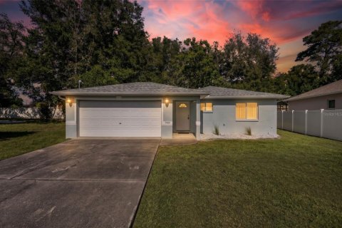 House in Spring Hill, Florida 3 bedrooms, 111.48 sq.m. № 2418992