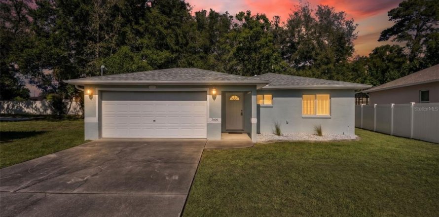 House in Spring Hill, Florida 3 bedrooms, 111.48 sq.m. № 2418992