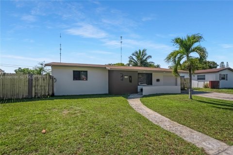 House in Miami Gardens, Florida 4 bedrooms, 193.79 sq.m. № 2055893 - photo 4