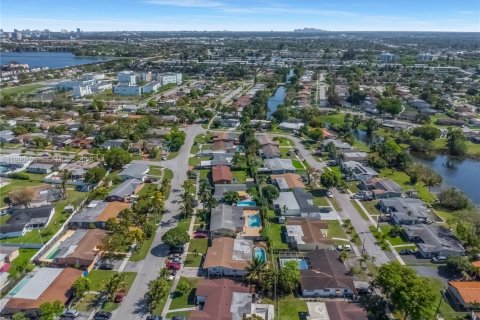 House in Miami Gardens, Florida 4 bedrooms, 193.79 sq.m. № 2055893 - photo 18