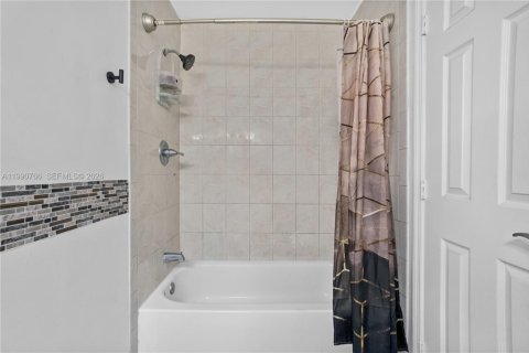 House in Miami Gardens, Florida 4 bedrooms, 193.79 sq.m. № 2055893 - photo 9