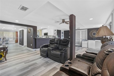 House in Miami Gardens, Florida 4 bedrooms, 193.79 sq.m. № 2055893 - photo 16