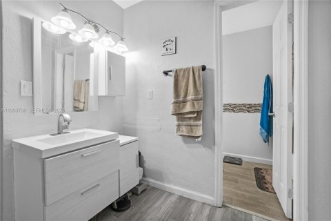 House in Miami Gardens, Florida 4 bedrooms, 193.79 sq.m. № 2055893 - photo 8