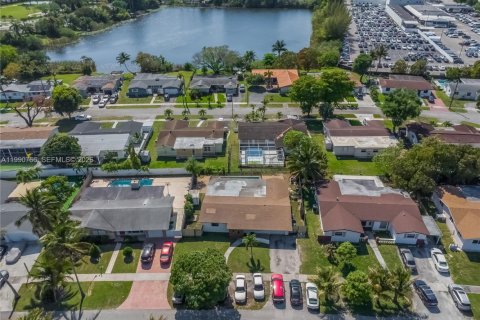 House in Miami Gardens, Florida 4 bedrooms, 193.79 sq.m. № 2055893 - photo 5