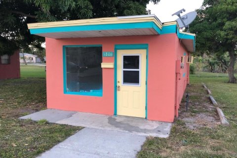 Commercial property in St. Lucie, Florida № 2254515