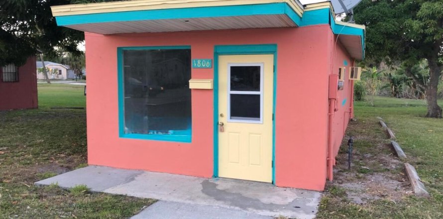 Commercial property in St. Lucie, Florida № 2254515