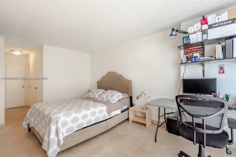 Снять в аренду кондоминиум в Майами-Бич, Флорида 1 спальня, 69.68м2, № 1992531 - фото 17