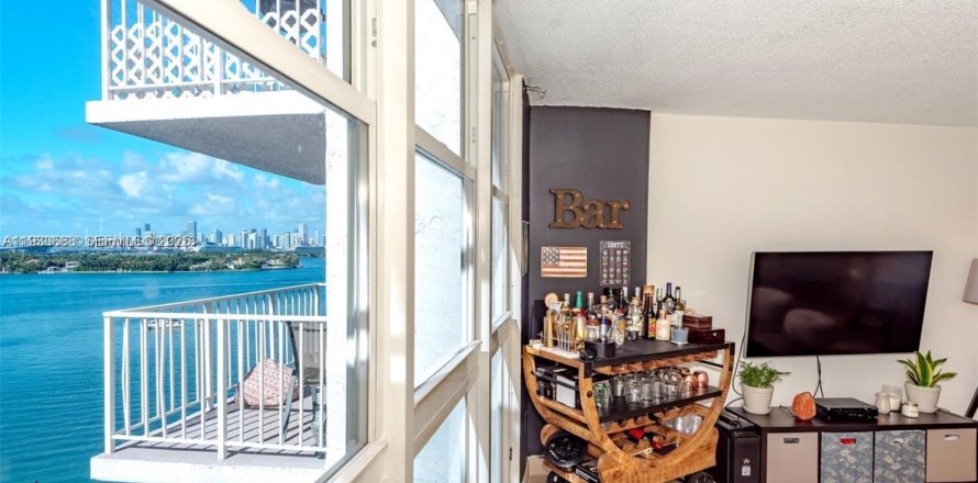 Кондоминиум с 1 спальней в Майами-Бич, Флорида № 1992531