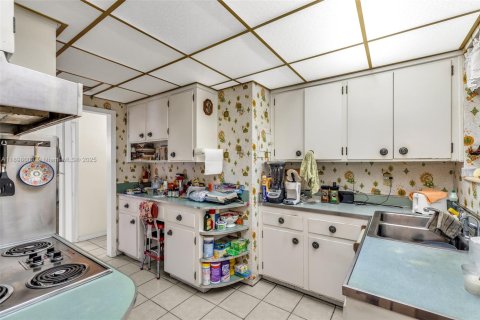 House in Miami, Florida 3 bedrooms, 151.15 sq.m. № 1950518 - photo 15