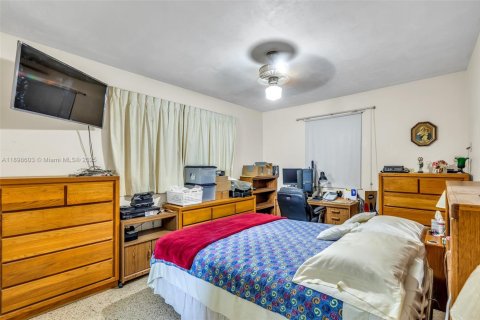 House in Miami, Florida 3 bedrooms, 151.15 sq.m. № 1950518 - photo 16