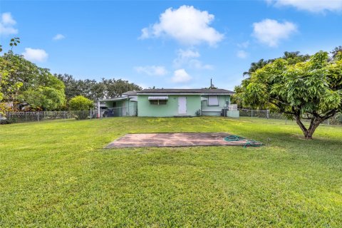 House in Miami, Florida 3 bedrooms, 151.15 sq.m. № 1950518 - photo 9