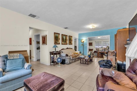 House in Miami, Florida 3 bedrooms, 151.15 sq.m. № 1950518 - photo 13