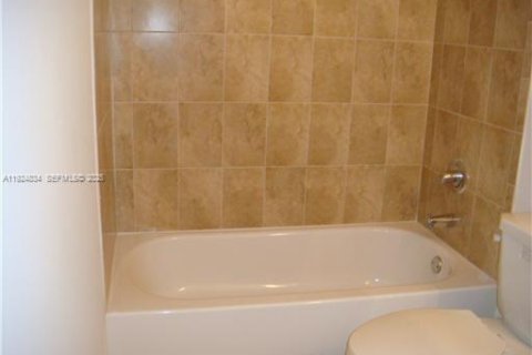 Снять в аренду таунхаус в Дорал, Флорида 3 спальни, 185.9м2, № 1983080 - фото 15