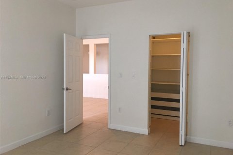 Снять в аренду таунхаус в Дорал, Флорида 3 спальни, 185.9м2, № 1983080 - фото 18