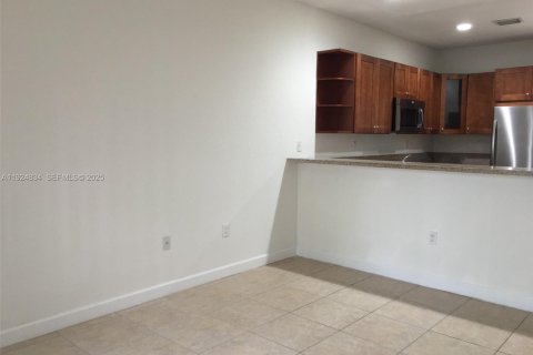 Снять в аренду таунхаус в Дорал, Флорида 3 спальни, 185.9м2, № 1983080 - фото 3