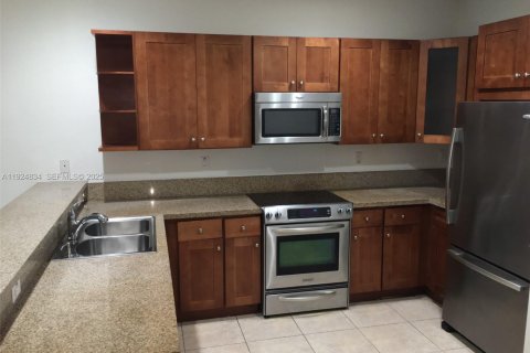 Снять в аренду таунхаус в Дорал, Флорида 3 спальни, 185.9м2, № 1983080 - фото 4