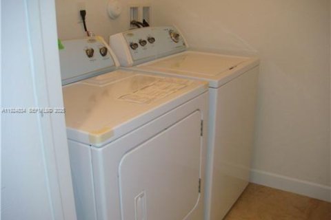 Снять в аренду таунхаус в Дорал, Флорида 3 спальни, 185.9м2, № 1983080 - фото 8