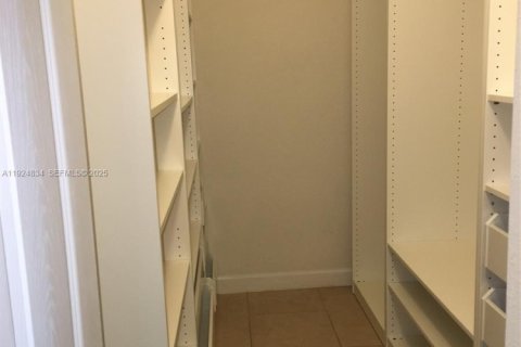 Снять в аренду таунхаус в Дорал, Флорида 3 спальни, 185.9м2, № 1983080 - фото 12