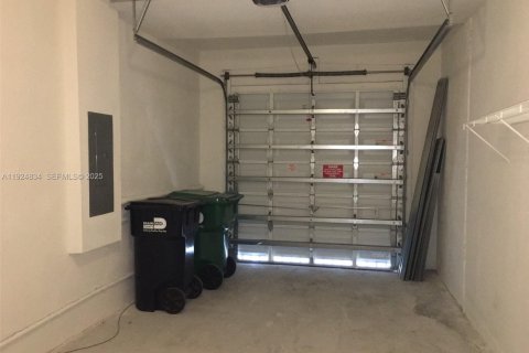 Снять в аренду таунхаус в Дорал, Флорида 3 спальни, 185.9м2, № 1983080 - фото 7