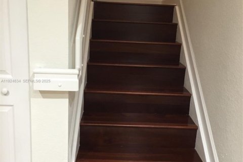 Снять в аренду таунхаус в Дорал, Флорида 3 спальни, 185.9м2, № 1983080 - фото 9