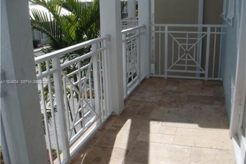 Снять в аренду таунхаус в Дорал, Флорида 3 спальни, 185.9м2, № 1983080 - фото 19