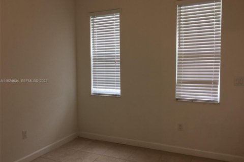 Снять в аренду таунхаус в Дорал, Флорида 3 спальни, 185.9м2, № 1983080 - фото 5