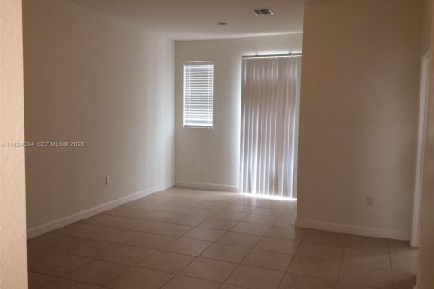 Снять в аренду таунхаус в Дорал, Флорида 3 спальни, 185.9м2, № 1983080 - фото 10