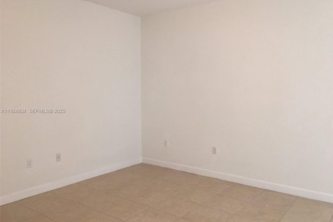 Снять в аренду таунхаус в Дорал, Флорида 3 спальни, 185.9м2, № 1983080 - фото 11