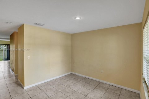 Propiedad comercial en venta en Oakland Park, Florida, 555.93 m2 № 1957786 - foto 4