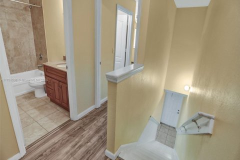 Propiedad comercial en venta en Oakland Park, Florida, 555.93 m2 № 1957786 - foto 11