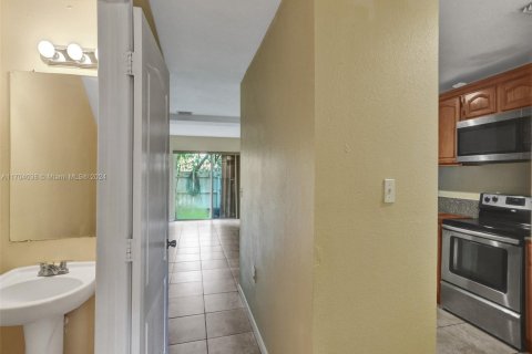 Propiedad comercial en venta en Oakland Park, Florida, 555.93 m2 № 1957786 - foto 5