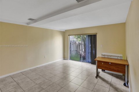 Propiedad comercial en venta en Oakland Park, Florida, 555.93 m2 № 1957786 - foto 9