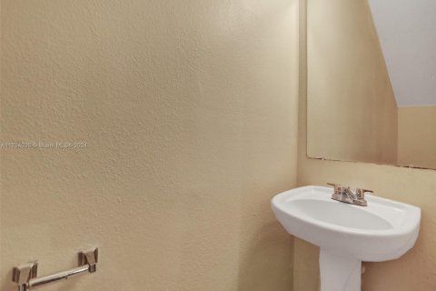 Propiedad comercial en venta en Oakland Park, Florida, 555.93 m2 № 1957786 - foto 10