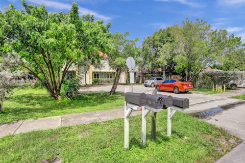 Propiedad comercial en venta en Oakland Park, Florida, 555.93 m2 № 1957786 - foto 2