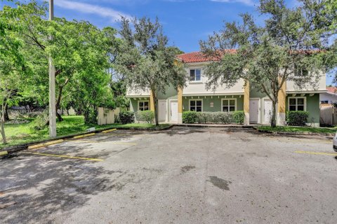 Propiedad comercial en venta en Oakland Park, Florida, 555.93 m2 № 1957786 - foto 1