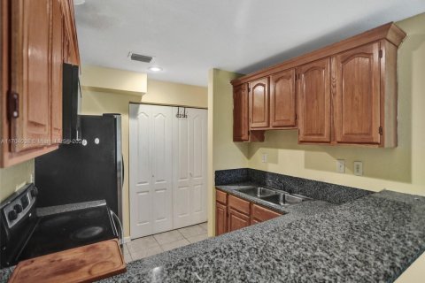 Propiedad comercial en venta en Oakland Park, Florida, 555.93 m2 № 1957786 - foto 7