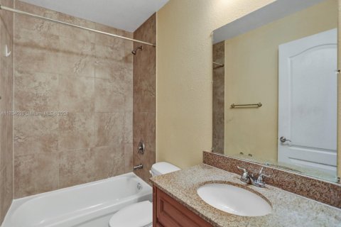 Propiedad comercial en venta en Oakland Park, Florida, 555.93 m2 № 1957786 - foto 15