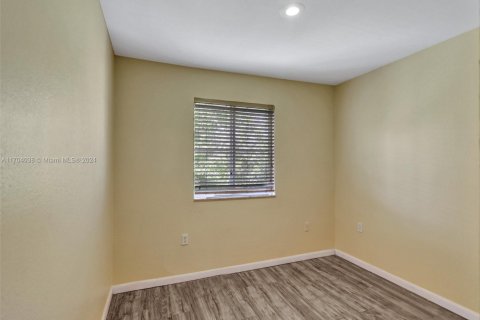 Propiedad comercial en venta en Oakland Park, Florida, 555.93 m2 № 1957786 - foto 12