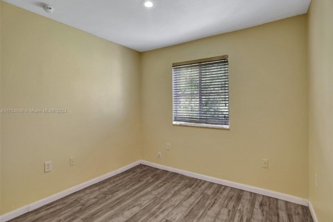 Propiedad comercial en venta en Oakland Park, Florida, 555.93 m2 № 1957786 - foto 18