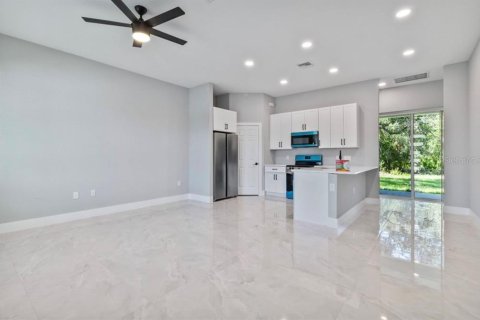 Casa en venta en Port Charlotte, Florida, 3 dormitorios, 168.15 m2 № 2218478 - foto 4