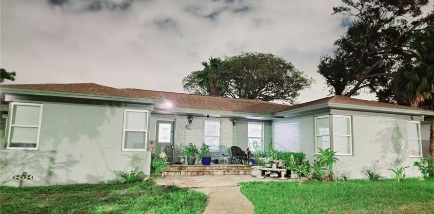 House in Clearwater, Florida 3 bedrooms, 213.49 sq.m. № 1900198