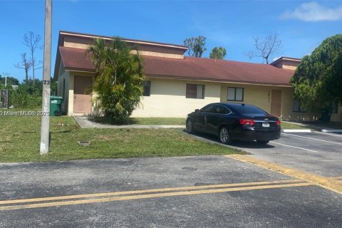 Adosado en venta en Homestead, Florida, 3 dormitorios, 89.56 m2 № 1975772 - foto 1