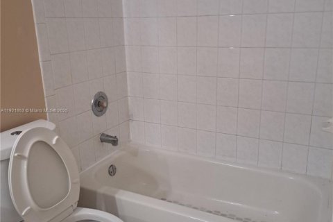 Adosado en venta en Homestead, Florida, 3 dormitorios, 89.56 m2 № 1975772 - foto 8