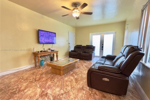 Villa ou maison à vendre à Miami, Floride: 3 chambres, 99.68 m2 № 1924081 - photo 4