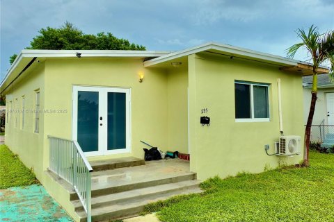 Villa ou maison à vendre à Miami, Floride: 3 chambres, 99.68 m2 № 1924081 - photo 1
