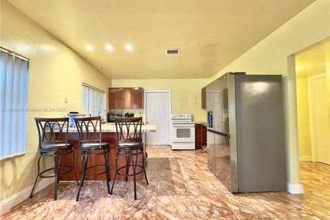 Villa ou maison à vendre à Miami, Floride: 3 chambres, 99.68 m2 № 1924081 - photo 5