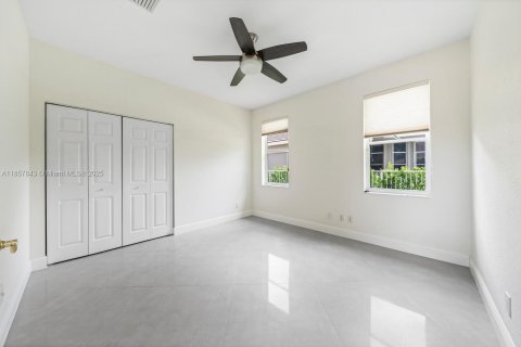 House in Davie, Florida 4 bedrooms, 276.2 sq.m. № 1882363 - photo 29