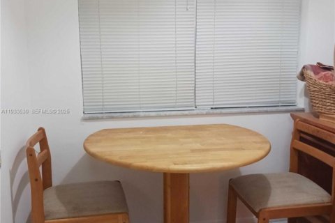 Condo in Lauderdale Lakes, Florida, 2 bedrooms  № 1992031 - photo 19