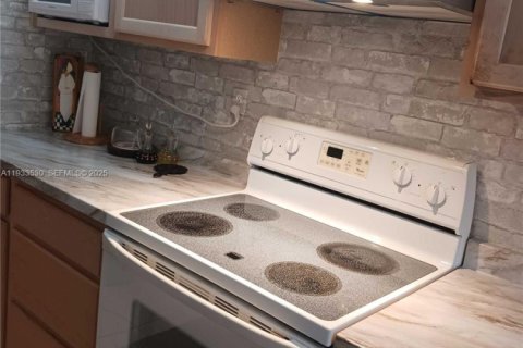 Condo in Lauderdale Lakes, Florida, 2 bedrooms  № 1992031 - photo 20