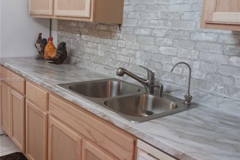 Condo in Lauderdale Lakes, Florida, 2 bedrooms  № 1992031 - photo 18